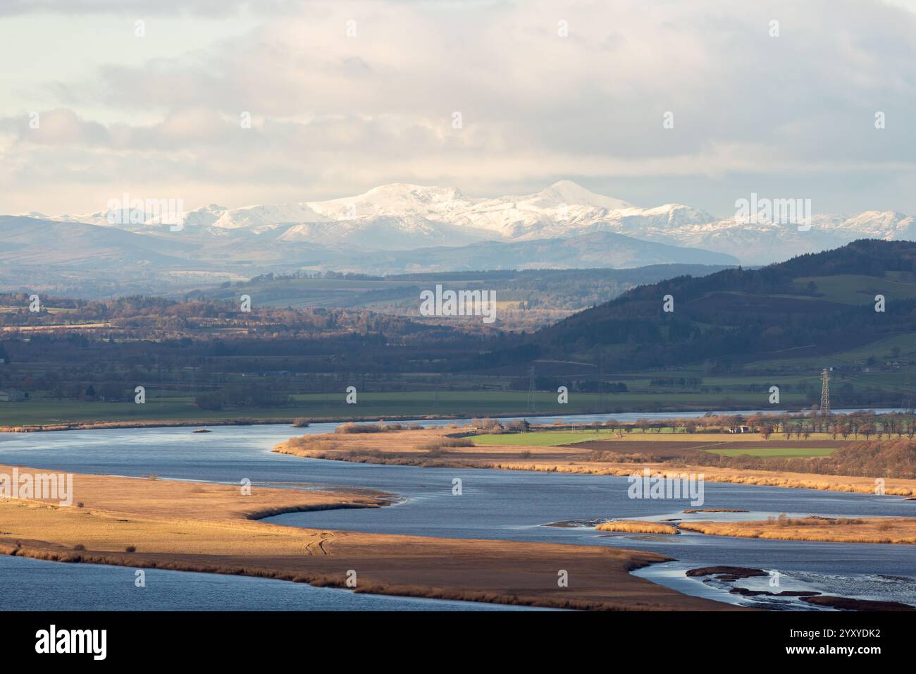 Blick auf den Fluss Tay bei Newburgh in Richtung der schneebedeckten Berge von Stuc A` Chroin und Ben vorlich. Stockfoto